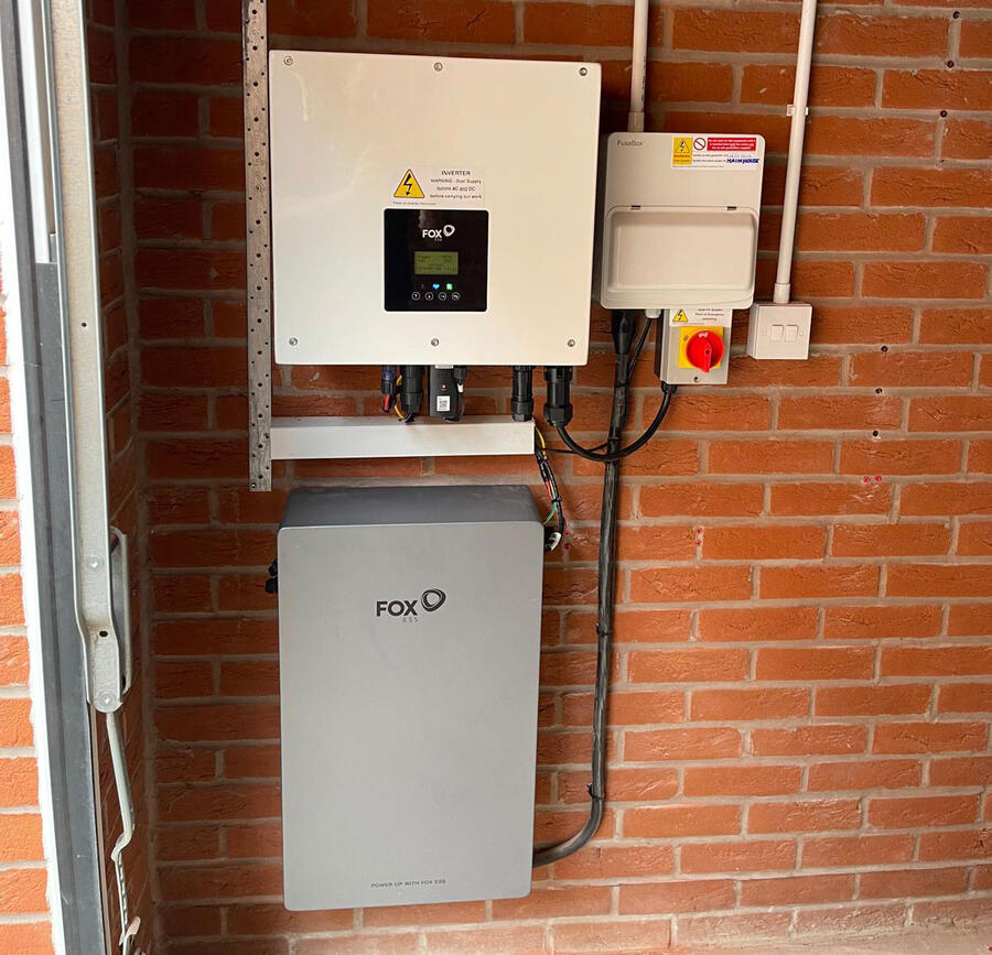 GenerateSolarEV's tweet image. Retro-Fitted Solar Battery Installation. When you're generating enough residual energy from Solar power, it's worth storing that energy for later... #SolarPower #SolarEnergy  generate-solarev.co.uk/retro-fitted-s…