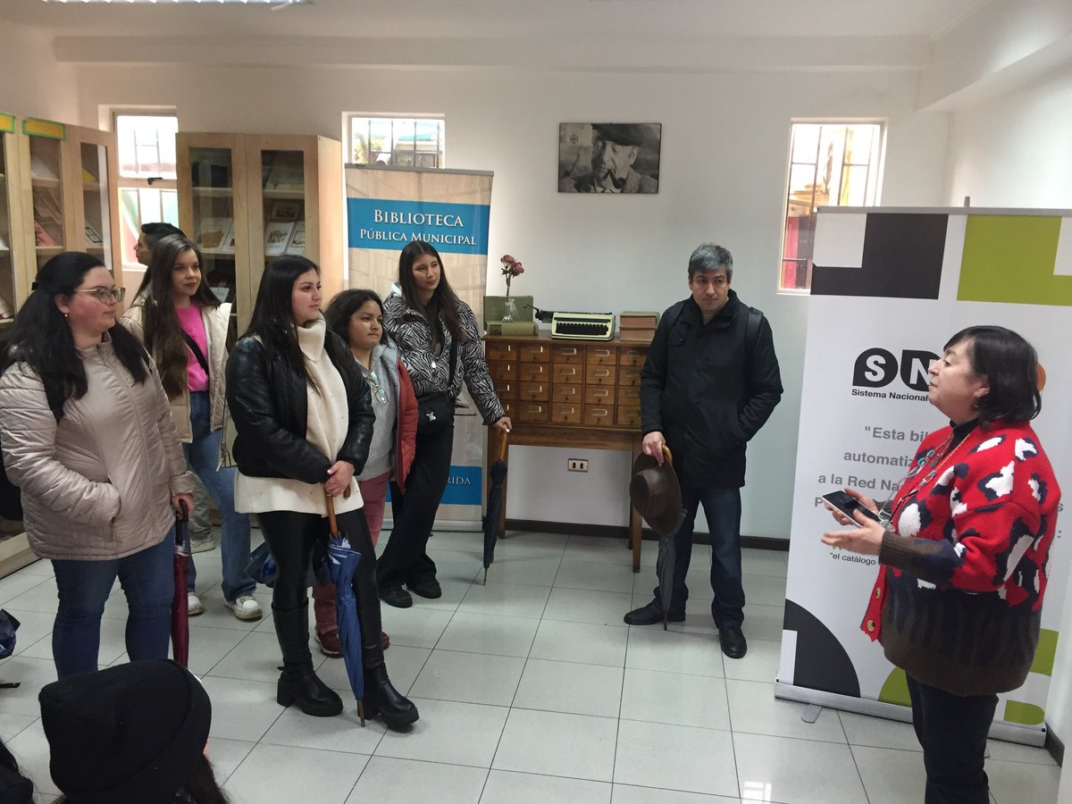 En el año 2023, solamente en el marco de los cursos de pregrado, realizamos 39 acciones de vinculación con el medio 😍 en las que registramos 326 asistencias de estudiantes, 70 de profesoras/es y 210 de actores externos ❤️ Acá te dejamos algunas imágenes...😎 #sociologiaucm