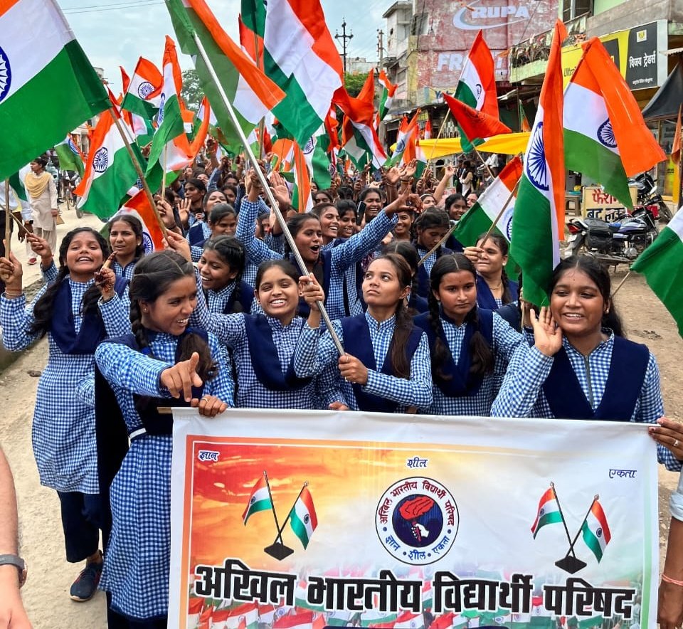 abvpcg's tweet photo. अभाविप कबीरधाम जिले की पांडातराई इकाई द्वारा 78 वें स्वतंत्रता दिवस की‌ पूर्व संध्या पर विशाल “तिरंगा यात्रा” का आयोजन किया गया, जिसमें बड़ी संख्या में विद्यार्थियों ने पूरे उत्साह के साथ हिस्सा लिया। 

#IndependenceDay2024 https://t.co/b1KoUH1IrZ