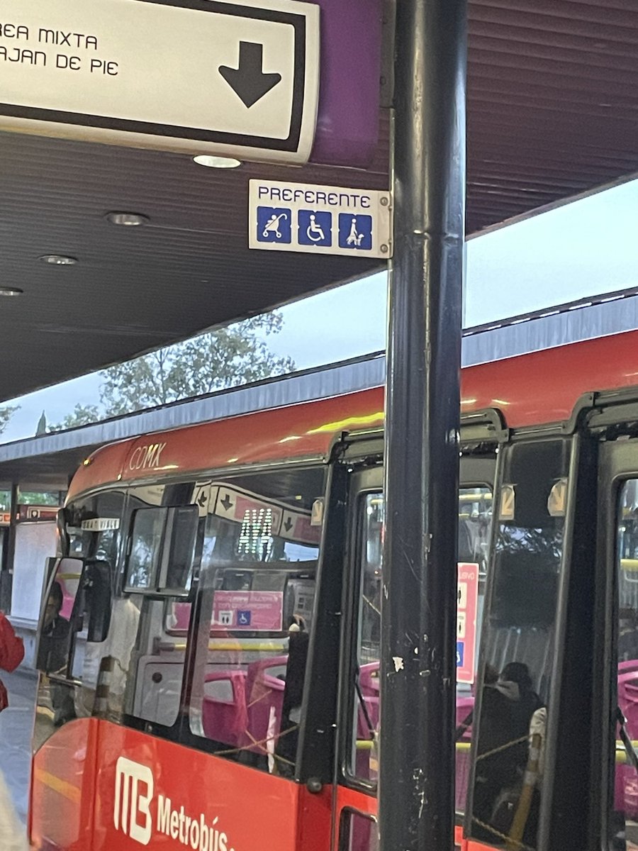 marthinagaby's tweet photo. @MetrobusCDMX estoy en la estación Tepalcates línea 2 y me comentan que no puedo abordar en el área preferente porque ese servicio se da a partir de las 7 am, es decir, hasta esa hora las personas con discapacidad podemos movernos? @LaSEMOVI @martibatres https://t.co/OHKx3PqoM8