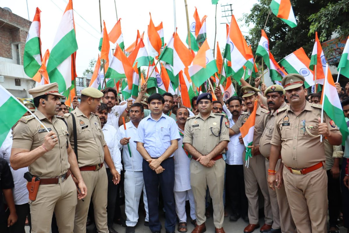sambhalpolice's tweet photo. #HarGharTiranga2024 कार्यक्रम के उपलक्ष्य में @DmSambhal डॉ0 राजेन्द्र पैंसिया व #SPSambhal @kuldeep_gunawat द्वारा थाना हयातनगर प्रांगण से तिरंगा यात्रा रैली का आयोजन किया गया तथा आमजन को राष्ट्रीय तिरंगा का मान सम्मान एवं आदर भाव बनाए रखने का संदेश दिया गया।
#UPPolice https://t.co/t1imD0CAgv