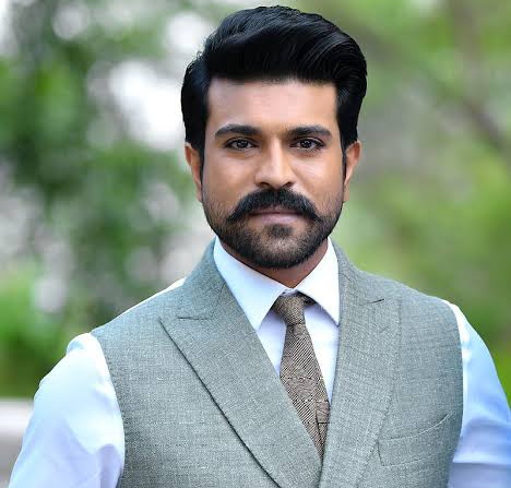 Filmy_Today's tweet image. Dammunte Gelvandi Ra NTR Fans 🔥 

Real Global Star Evaru ? 

🔁 #RamCharan   ♥️ #JrNTR