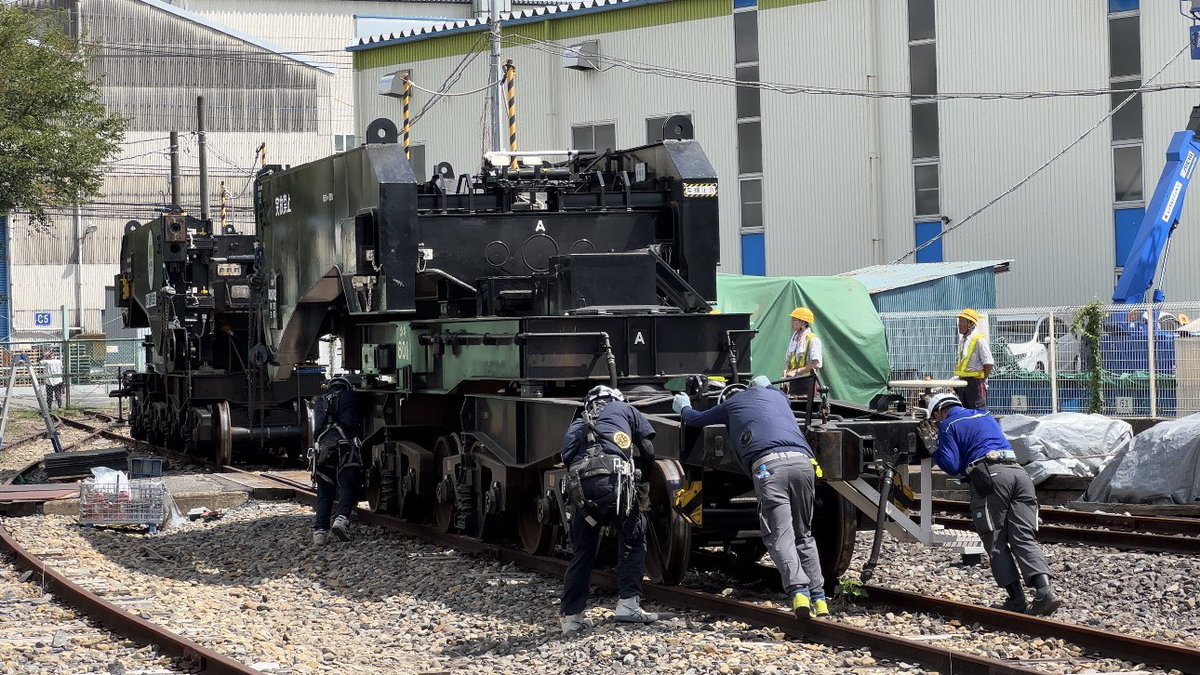 小山駅常備、日本通運私有車シキ800形801がB1として東光高岳に入場