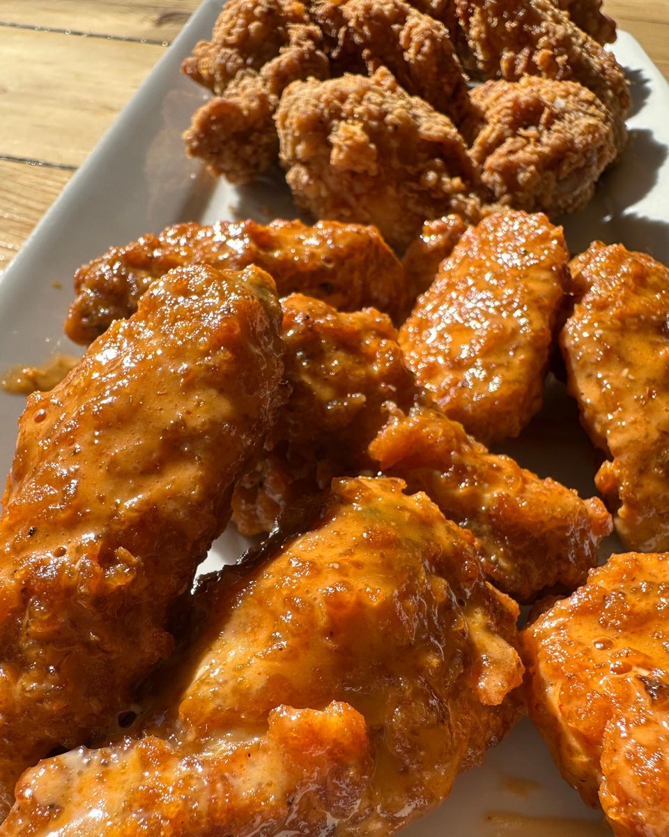 You don't even need a friend, get two flavours!!!
2 FOR 1 Wings, buy a pound and get a second pound for FREE 😋
Every Wednesday from 11am to 10pm until the end of time.

#wingwednesday #incaseyoumissedit #dtburlon