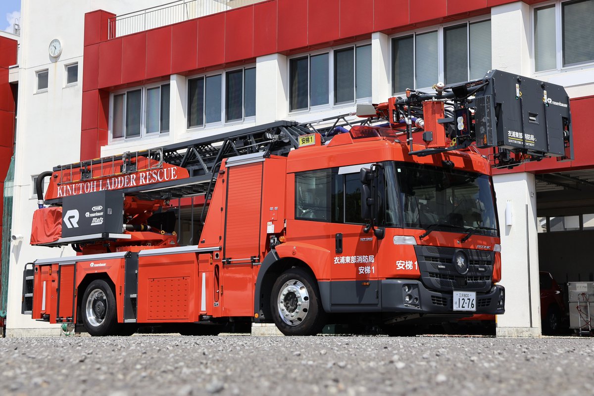NCTB08's tweet image. 衣浦東部広域連合消防局　安城消防署

30m級先端屈折式はしご車
安城梯子1

愛知県内で初めて導入されたエコニックのはしご車です。
側面のボックスには艤装に関わった各メーカーのロゴが貼り付けられています。