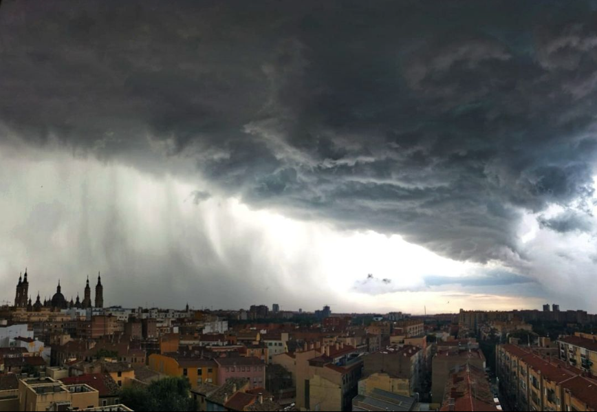 SoydeZaragoza's tweet photo. Así se vio la supercélula de la tormenta de ayer en Zaragoza.
😲😅
Foto de Pepe Stone en FB. https://t.co/Yc62zWgPLk
