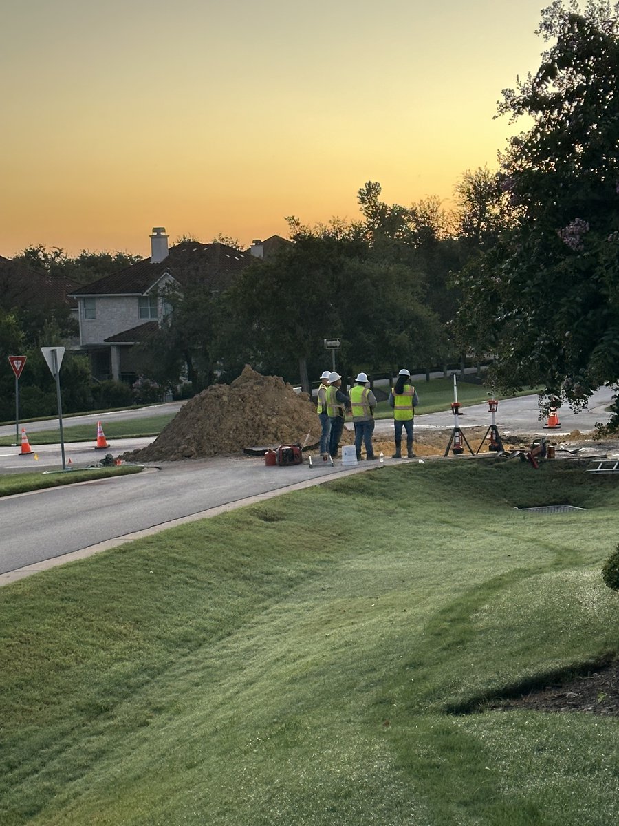 ‼️Falconhead Boulevard is closed ‼️ nextdoor.com/city/post/3524… via <a href="/Nextdoor/">Nextdoor</a>