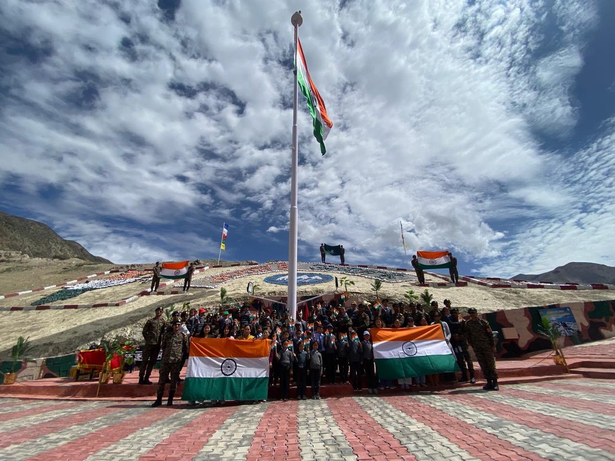 UBArea_IA's tweet photo. #IndianArmy
#HarGharTiranga
A heartwarming sight as school children join in the 78th Independence Day celebrations with the #TripeaksBde 🇮🇳 The joy and pride in their eyes embody the spirit of freedom
#Sumdo #Pooh #Karcham #Jhakri #Averi
@suryacommand
@adgpi
@ProDefLko https://t.co/2yTk9c1ioK