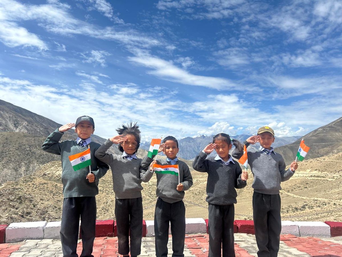 UBArea_IA's tweet photo. #IndianArmy
#HarGharTiranga
A heartwarming sight as school children join in the 78th Independence Day celebrations with the #TripeaksBde 🇮🇳 The joy and pride in their eyes embody the spirit of freedom
#Sumdo #Pooh #Karcham #Jhakri #Averi
@suryacommand
@adgpi
@ProDefLko https://t.co/2yTk9c1ioK