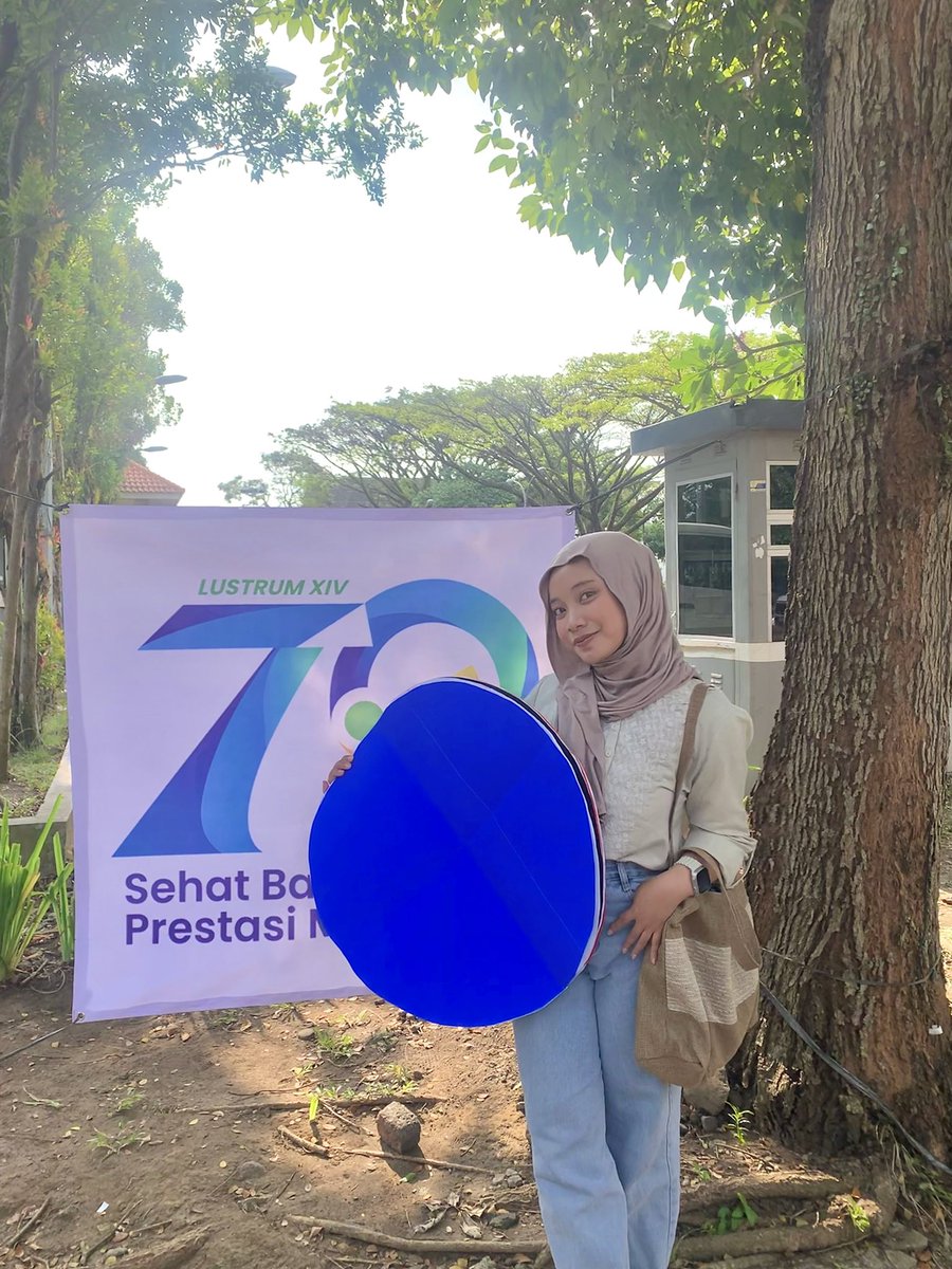 fasyabdvr's tweet photo. Hi❕Aku Fasya Bintari Divara dari Fakultas Ekonomi dan Bisnis 🥰
•
•
duduk santai di pagi hari
diminumlah segelas susu dancow
sudah semangat menyiapkan diri
sambut megahnya Cakrawala Paper Show🔥
•
•
@BEMUMOfficial @pkkmbum #CakraShowChallenge #70tahunUM #LustrumXIVUM https://t.co/vaRfdAr6YK