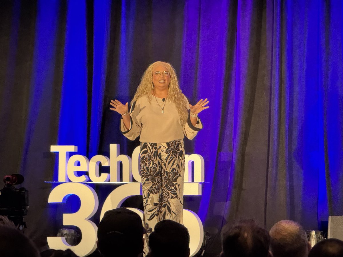 stephenlrose's tweet image. ⁦@Karuana⁩ looking fabulous and kicking off #TechCon365 DC