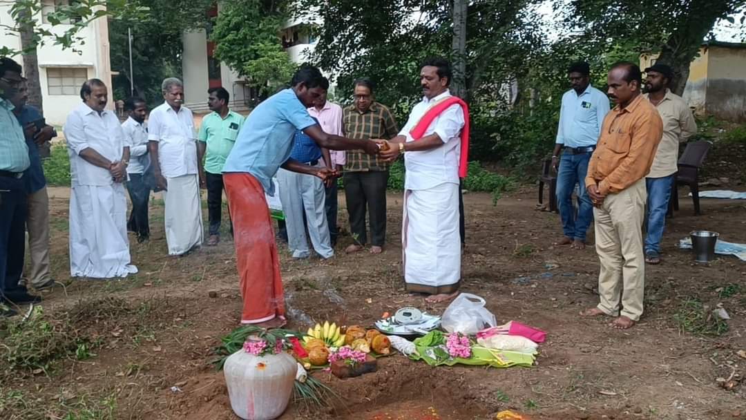 MaKaStalin's tweet image. #பள்ளி_மேம்பாட்டு_மானியம்_6வது நிதிக்குழு மானியம் திட்டத்தின் கீழ் 34லட்சம் மதிப்பீட்டில் அரசு மேல்நிலைப்பள்ளியில் மாணவ, மாணவிகளுக்கான #சுகாதார_வளாகம் கட்டும் பணிகளுக்கு எனது  முன்னிலையில் பூமிபூஜை நடைபெற்றது... @AduthuraiOffl