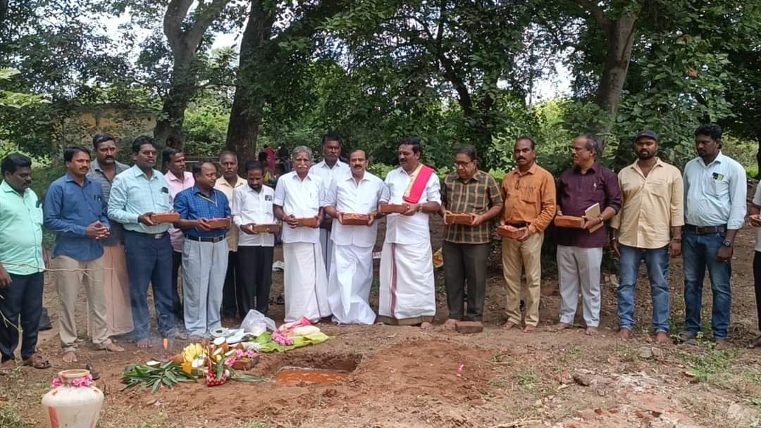 MaKaStalin's tweet image. #பள்ளி_மேம்பாட்டு_மானியம்_6வது நிதிக்குழு மானியம் திட்டத்தின் கீழ் 34லட்சம் மதிப்பீட்டில் அரசு மேல்நிலைப்பள்ளியில் மாணவ, மாணவிகளுக்கான #சுகாதார_வளாகம் கட்டும் பணிகளுக்கு எனது  முன்னிலையில் பூமிபூஜை நடைபெற்றது... @AduthuraiOffl