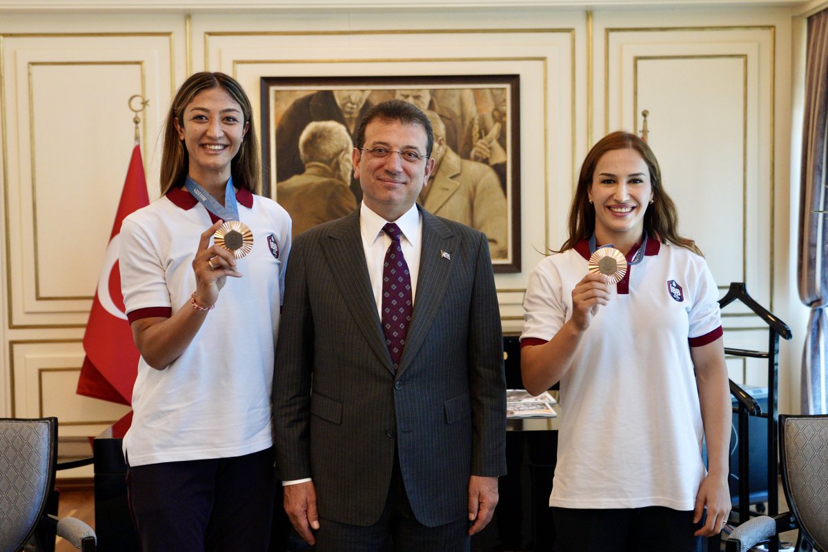 Paris 2024 Olimpiyatlarında bronz madalya kazanan İBB Spor Kulübü sporcularımız taekwondocu Nafia Kuş Aydın’ı ve güreşçi Buse Tosun Çavuşoğlu'nu tekrardan tebrik ediyorum. Sporcularımıza ve sportif organizasyonlara desteğimiz daha da büyüyecek.