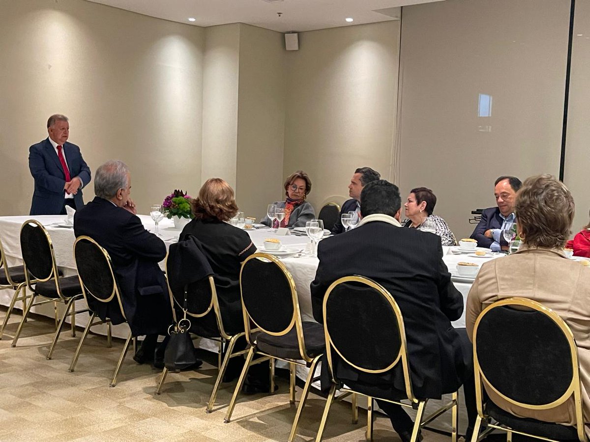 UNOBOG's tweet image. El pasado martes, el Consejo Directivo de UNOBOG realizó una cena en homenaje al Doctor Luis Efrén Leyton Cruz, Presidente de la @PresidenciaUCNC