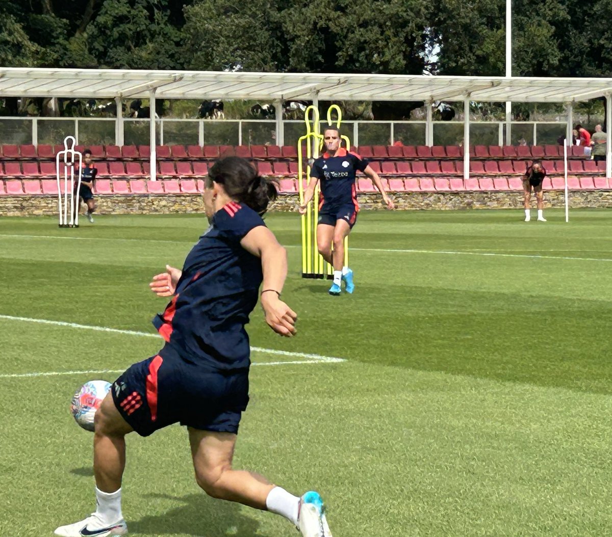Another long, but memorable day of football for Dais. England Para training @ St George Park. Yesterday she got to train on the pitch next to <a href="/ManUtd/">Manchester United</a> women, with Ella Toone and co showing how it’s done 🔴⚽️🔴