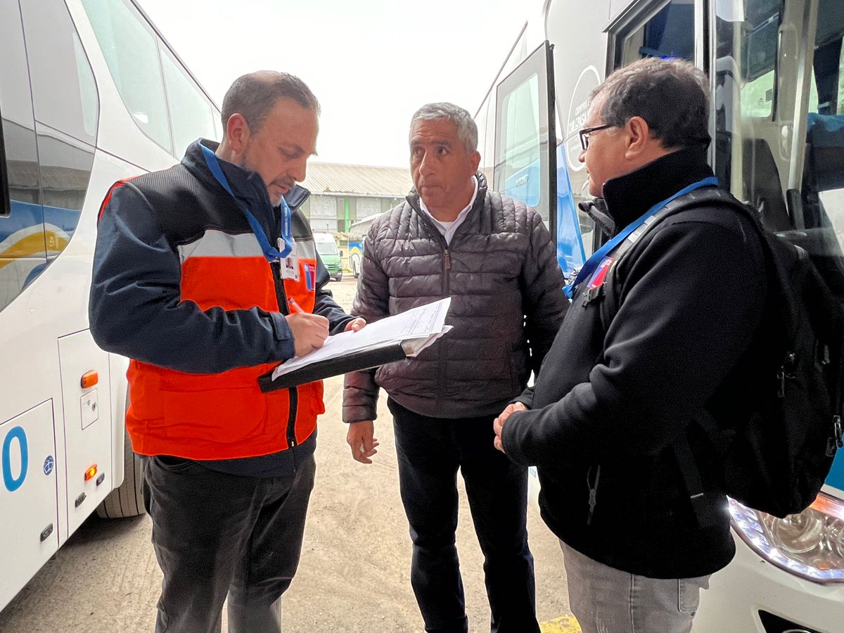 DRTMETPONIENTE's tweet photo. 🚨 #AHORA Inspección Provincial del Trabajo de #Melipilla fiscaliza jornadas y descansos de conductores y auxiliares de buses. Operativo se realiza junto a @Fisca_MTT y @Carabdechile. 
▶️ Inspector Provincial del Trabajo, Juan Francisco Rojas, encabeza la actividad. https://t.co/f91YAe1njZ