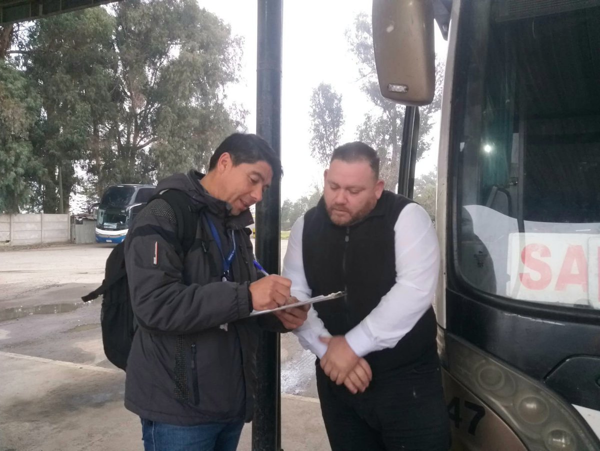 🚨 #AHORA Inspección Provincial del Trabajo de #Melipilla fiscaliza jornadas y descansos de conductores y auxiliares de buses. Operativo se realiza junto a <a href="/Fisca_MTT/">Division de Fiscalización de Transportes</a> y <a href="/Carabdechile/">Carabineros de Chile</a>. 
▶️ Inspector Provincial del Trabajo, Juan Francisco Rojas, encabeza la actividad.