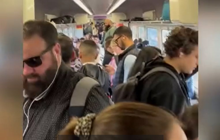 ptua's tweet image. The cheaper fares are welcome, but V/Line is now struggling to cope with demand. Consistent use of 6-car trains, and more train services - especially on weekends - are needed to keep up with growing passenger numbers.
WIN News report: facebook.com/watch/?v=15608… #MoreServicesPlease