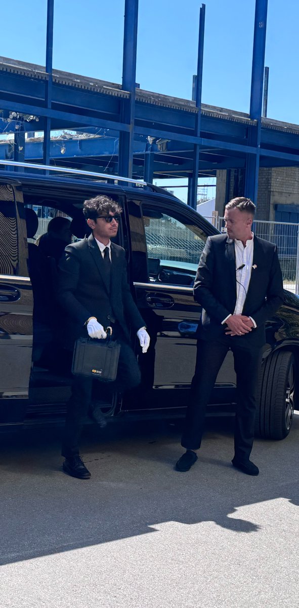 Der <a href="/IonQ_Inc/">IonQ</a> Chip des ersten physischen, kommerziell nutzbaren Quantencomputers der Schweiz ist eingetroffen. Dies ist ein wichtiger Meilenstein für die Schweiz und stärkt die Rolle von @QuantumBasel und <a href="/uptownBasel/">uptownBasel</a>: quantumbasel.com/press-media/io…