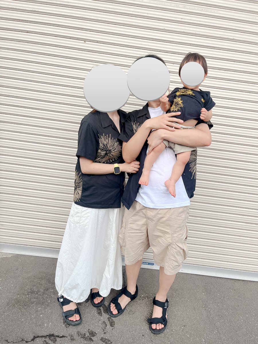ai__no__kotoba's tweet image. お盆休みで実家へ🚙💭
いつか着よう着ようって夫と話してた、3050のマサムネさん着用花火シャツを着て出かけました🤭💕

せっかくなので息子もオソロにしたくて、帰省に間に合うように急ピッチで黒Tに刺繍…🪡
SPITZの文字も入れちゃいました☺️

今度はスピッツのライブやお祭りにも着て行きたいな…✨