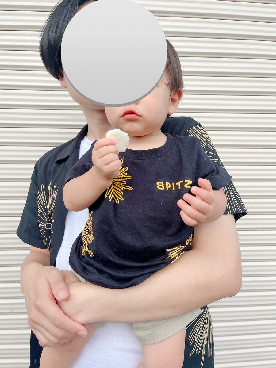 ai__no__kotoba's tweet image. お盆休みで実家へ🚙💭
いつか着よう着ようって夫と話してた、3050のマサムネさん着用花火シャツを着て出かけました🤭💕

せっかくなので息子もオソロにしたくて、帰省に間に合うように急ピッチで黒Tに刺繍…🪡
SPITZの文字も入れちゃいました☺️

今度はスピッツのライブやお祭りにも着て行きたいな…✨