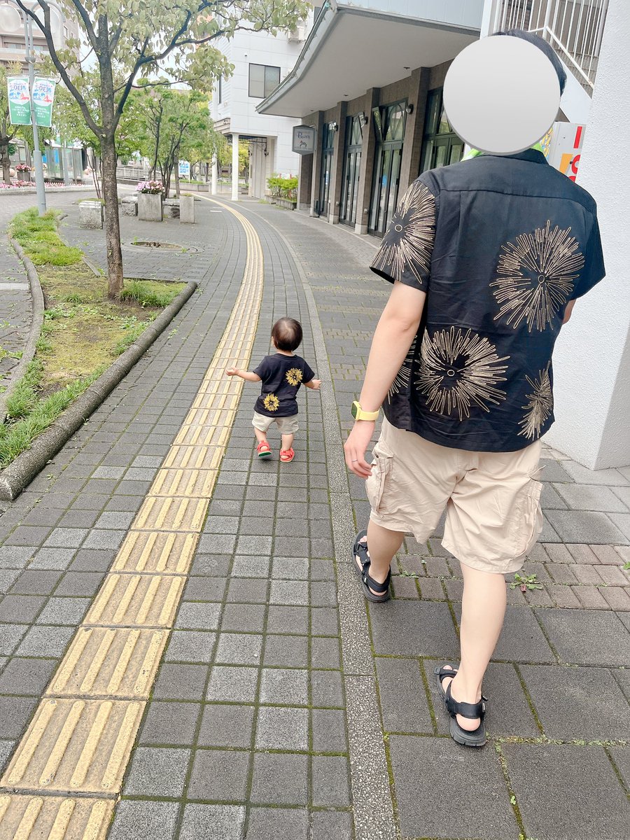 ai__no__kotoba's tweet image. お盆休みで実家へ🚙💭
いつか着よう着ようって夫と話してた、3050のマサムネさん着用花火シャツを着て出かけました🤭💕

せっかくなので息子もオソロにしたくて、帰省に間に合うように急ピッチで黒Tに刺繍…🪡
SPITZの文字も入れちゃいました☺️

今度はスピッツのライブやお祭りにも着て行きたいな…✨