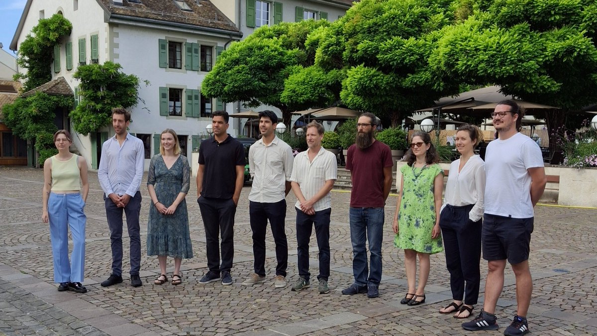 Le 24 novembre, nous voterons sur 6 projets d’extensions autoroutières dont l’un concerne le tronçon de l’A1 entre Nyon et Le Vengeron. Un large comité associatif opposé au projet a rappelé ce matin à quel point personne ne profite de cette extension🧵(1/7)