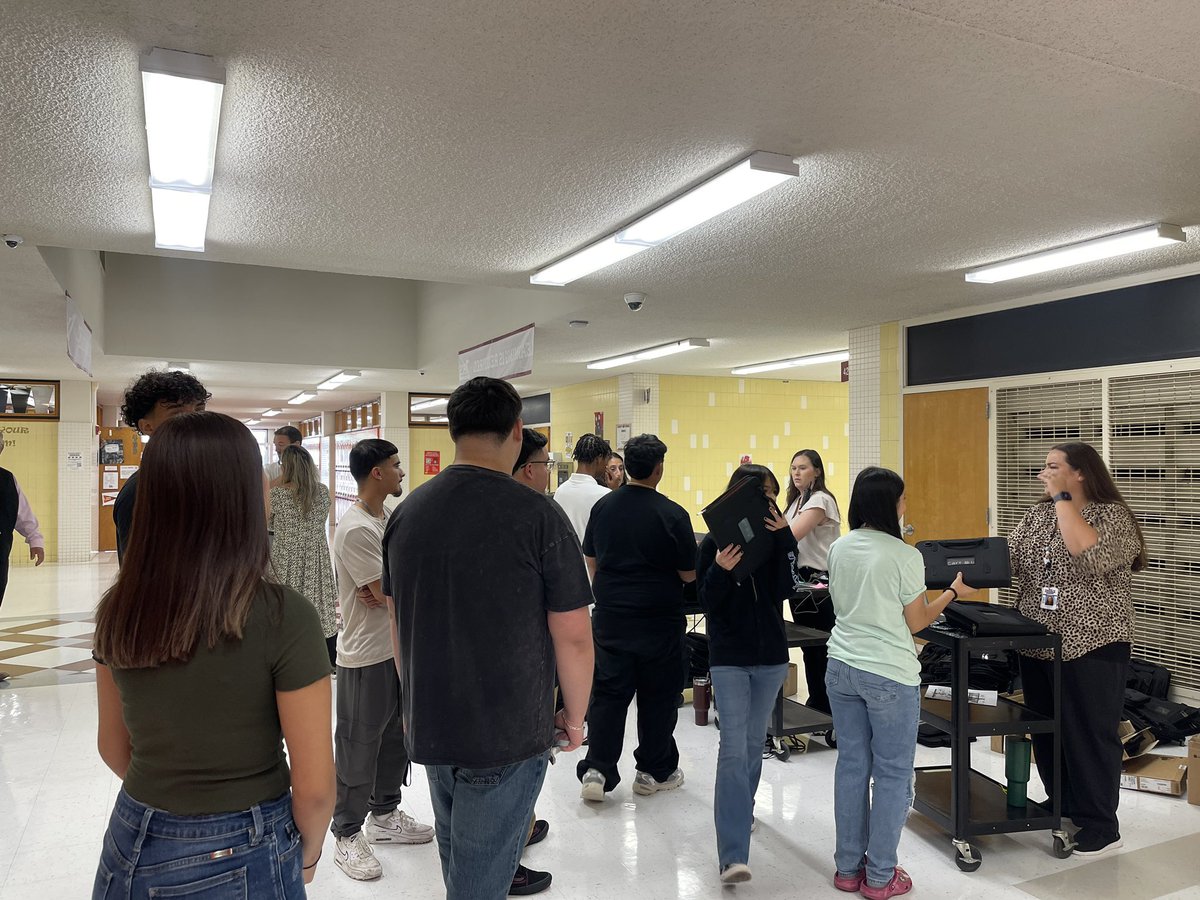 Legacyrebels's tweet image. We are working hard and efficiently to issue Chromebooks to students who were not able to make it to Muster. #rebelnation #EmpoweringforExcellence #madeinmisd #teamworkmakesthedreamwork