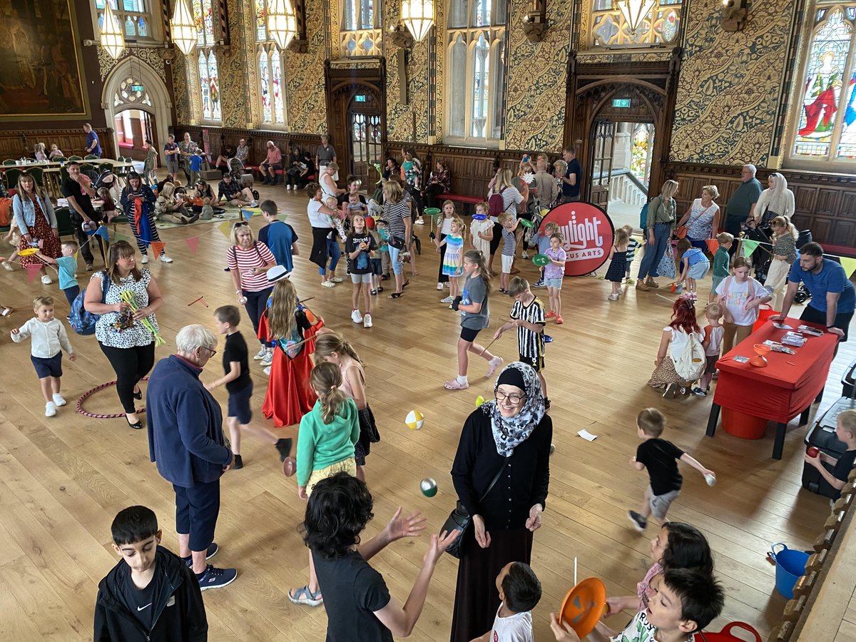 It was great to so many families trying their hands and feet at circus yesterday! A #familyfunday treat in the surroundings of our fabulous town hall.