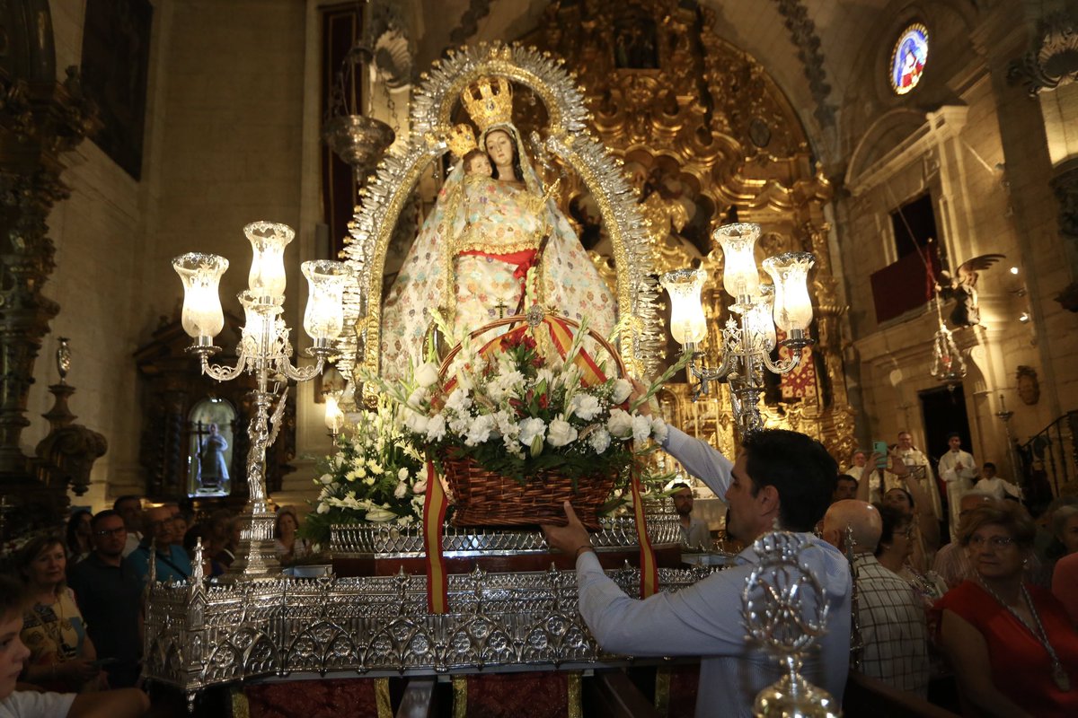 Alcala_la_Real's tweet photo. #AlcalálaReal
Paseíllo, ofrenda y concierto de la A.M. Pep Ventura. https://t.co/LiOASUBJht