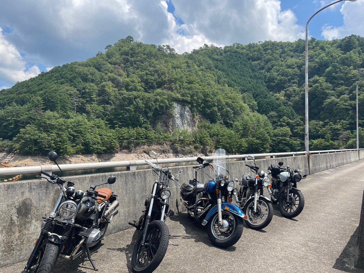 washi0621's tweet photo. 部活の先輩方と故郷兵庫でツーリング
素晴らしいひと時でした
#日常 #日常垢さんと繋がりたい #兵庫県 #ツーリング #バイク #バイク乗りと繋がりたい #yamaha #honda #harleydavidson #bmw #sr400 https://t.co/4hHujTBXP0