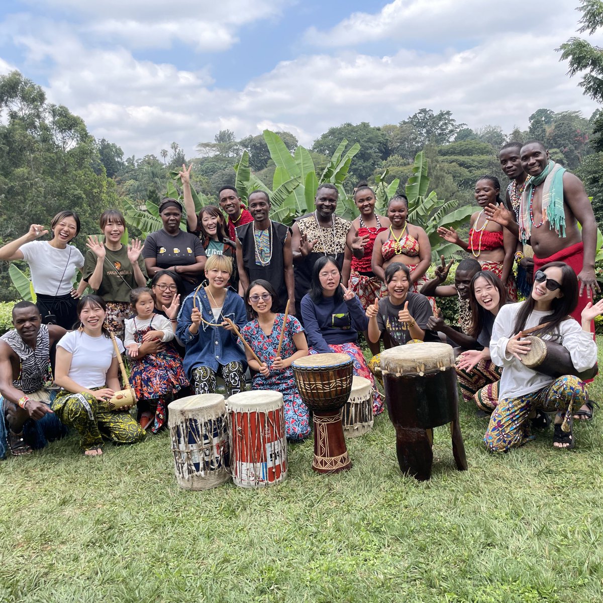 【特別プログラムDAY4】

本日はプログラム最終日！
民族の踊りを見たり、一緒に踊ることができました🇰🇪💃

「生演奏で迫力が満点だった！」

「4日間現地の方と触れ合うことができて、幸せってなんだろう？と考えさせられた🤔」

などの感想を頂きました☺️
4日間本当にありがとうございました✨
