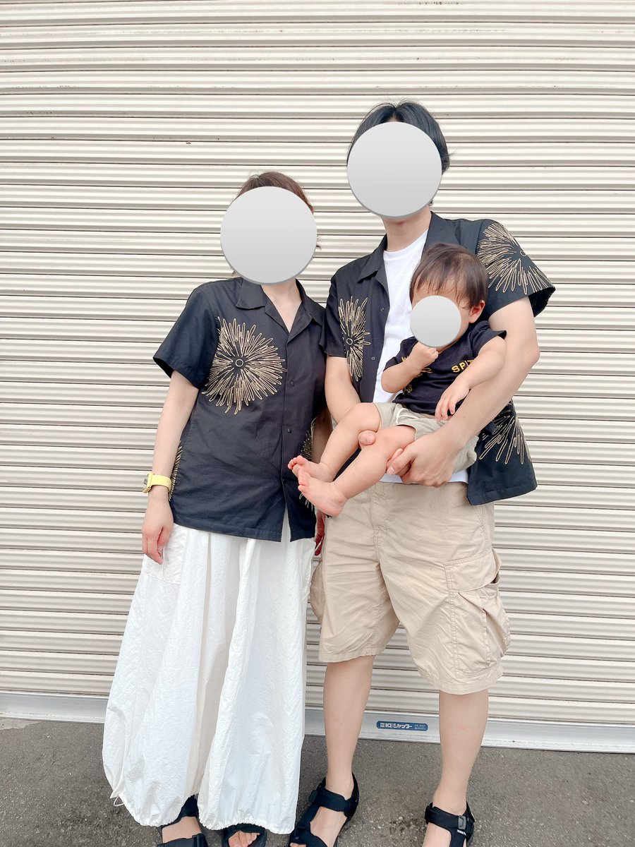 ai__no__kotoba's tweet image. お盆休みで実家へ🚙💭
いつか着よう着ようって夫と話してた、3050のマサムネさん着用花火シャツを着て出かけました🤭💕

せっかくなので息子もオソロにしたくて、帰省に間に合うように急ピッチで黒Tに刺繍…🪡
SPITZの文字も入れちゃいました☺️

今度はスピッツのライブやお祭りにも着て行きたいな…✨
