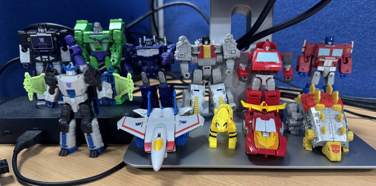 theoriginalGrg's tweet photo. #deskbot update. Ok, Skarr snuck to work with me! π€£ honestly, the core class is just perfect for work! π€·π»ββοΈπ€£#Transformers https://t.co/Nyqt7c63nL