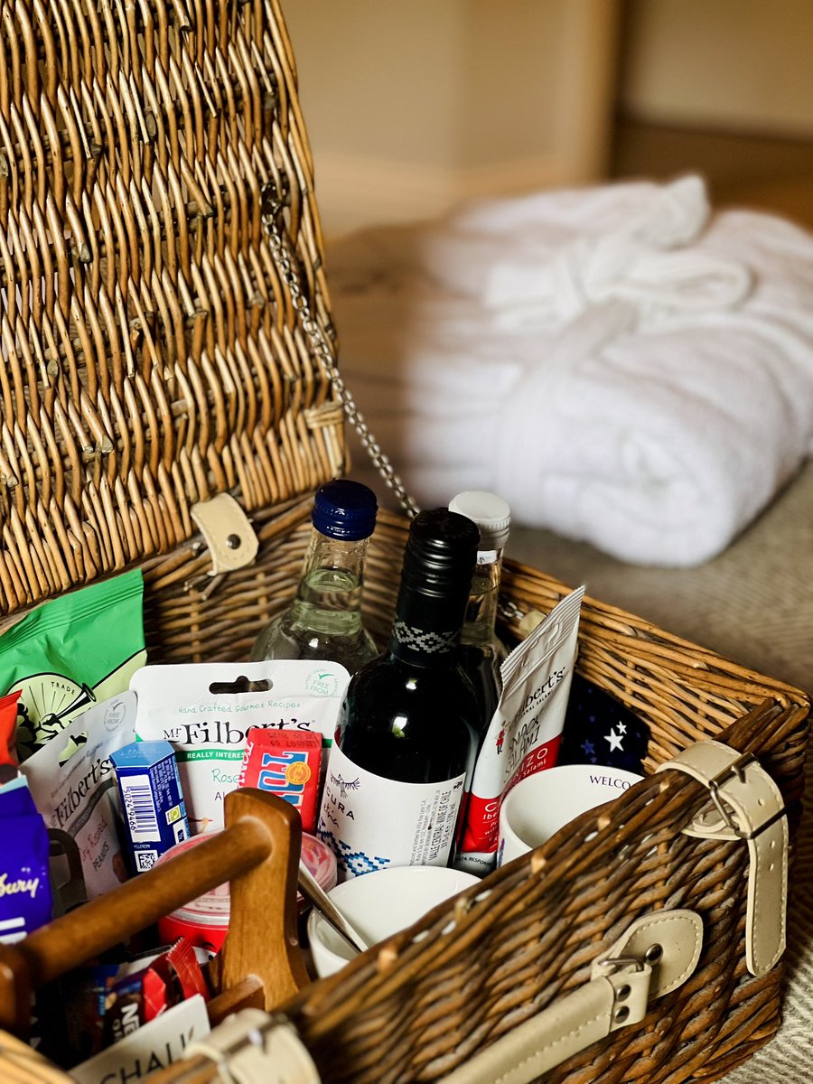 coachhotelkew's tweet image. Our Honesty Basket is full of goodies that will satisfy any midnight craving 🥰🍫 #HotelTreats 

Click the link 🔗 in our bio to book your rooms today. 

#pub #pubwithrooms #londonhotel #youngs #youngspub #youngsrooms #kew #richmond