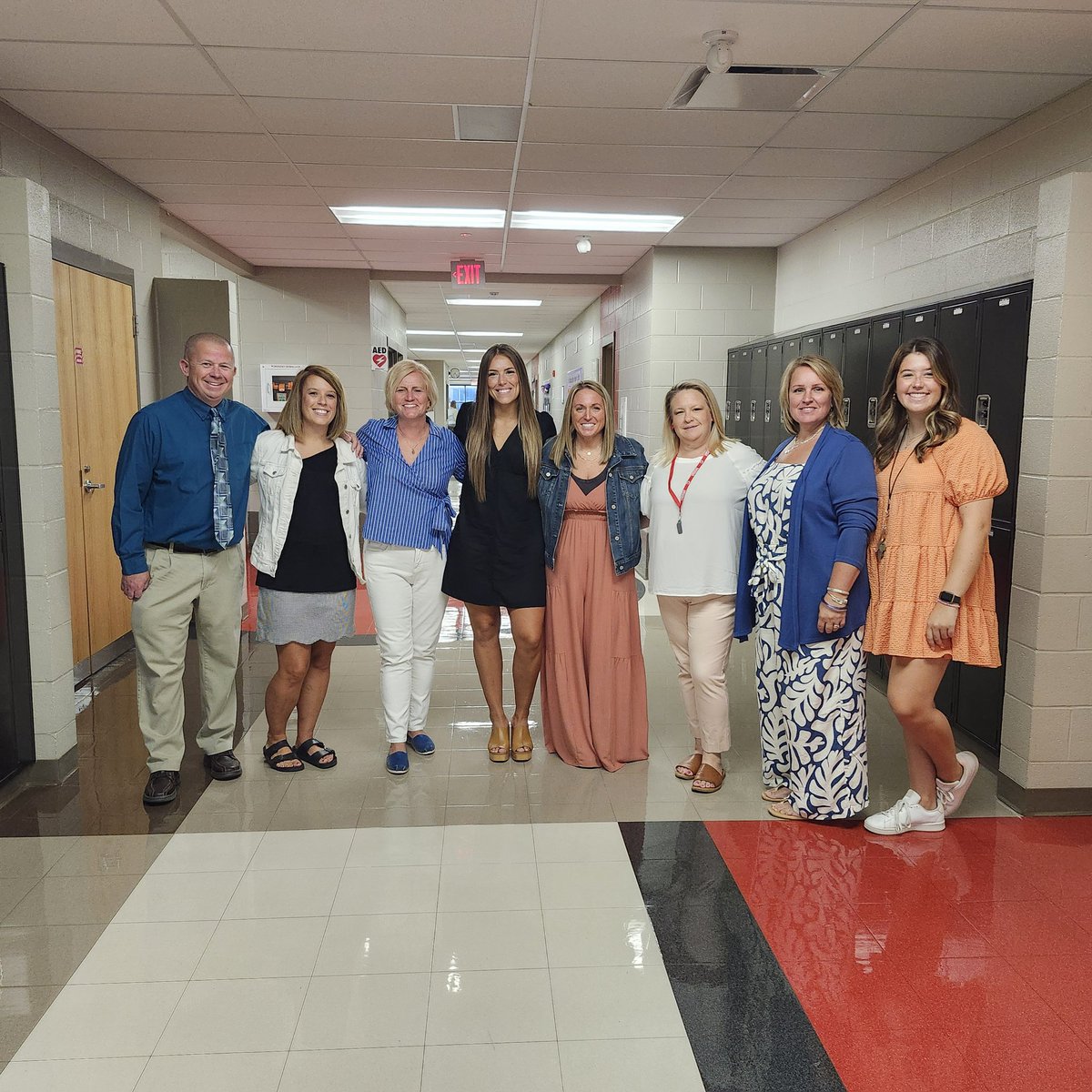 Mrsbpaxton's tweet photo. 7th grade team is ready! #tigersfirstday 🐾 https://t.co/JICZDMjlNc