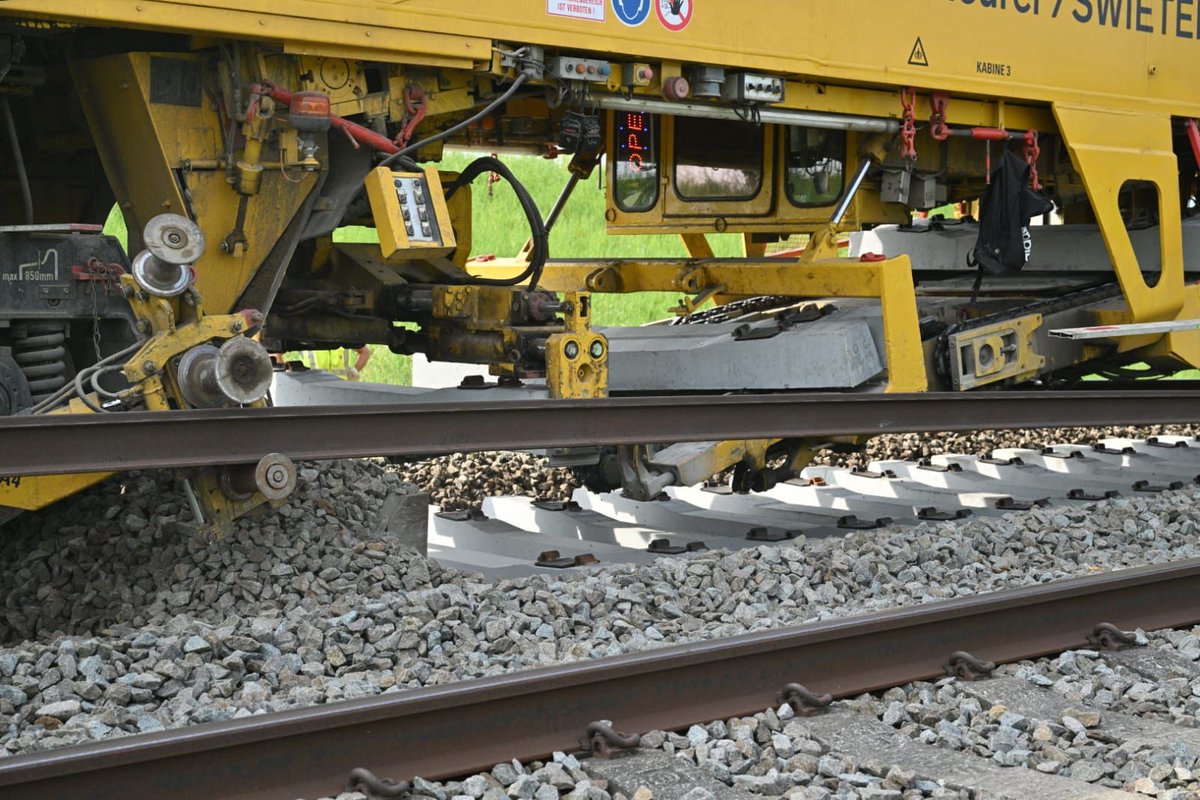 Met de hulp van een #Swietelsky werktrein vernieuwen de 👷‍♀️👷 van <a href="/Infrabel_NL/">Infrabel_NL</a> de HSL 🛤️ naar 🇫🇷om de veiligheid en performantie van deze voor 🇧🇪 strategische 🚄 route, in het hart van 🇪🇺, te garanderen.

👉 press.infrabel.be/gigantische-we…