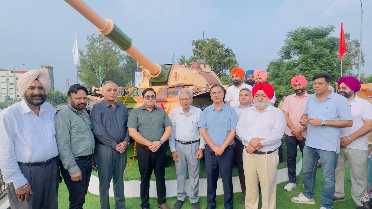 1971 ਦੀ ਭਾਰਤ-ਪਾਕਿਸਤਾਨ ਜੰਗ ਦਾ ਜੇਤੂ ਟੈਂਕ ਬੱਬਰੀ ਚੌਂਕ ਗੁਰਦਾਸਪੁਰ ਵਿਖੇ ਕੀਤਾ ਸਥਾਪਤ

ਜਿੱਤ ਦੀ ਨਿਸ਼ਾਨੀ ਦੇ ਪ੍ਰਤੀਕ ਇਸ ਟੈਂਕ ਤੋਂ ਨੌਜਵਾਨ ਆਪਣੇ ਦੇਸ਼ ਦੇ ਬਹਾਦਰ ਸੈਨਿਕਾਂ ਦੀਆਂ ਕੁਰਬਾਨੀਆਂ ਨੂੰ ਯਾਦ ਕਰਕੇ ਪ੍ਰੇਰਨਾ ਲੈਣਗੇ - ਡਿਪਟੀ ਕਮਿਸ਼ਨਰ

facebook.com/permalink.php?…