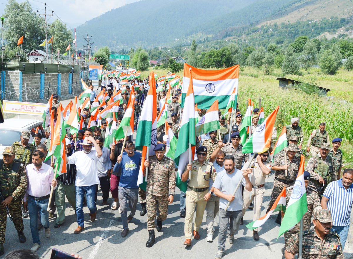 118bncrpf's tweet photo. “TIRANGA YATRA” as a part of the Har Ghar Tiranga campaign was organized  by 118 BN CRPF from its Hqr at Gund    on Sonamarg axis . Representatives of Civil administration, Police, School children and prominent personalities of society participated with zeal and enthusiasm . https://t.co/2jCzWM4KeH
