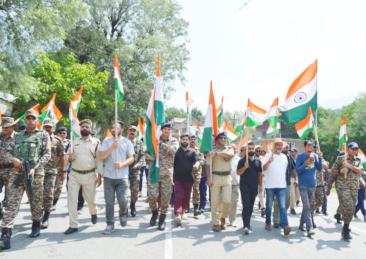 118bncrpf's tweet photo. “TIRANGA YATRA” as a part of the Har Ghar Tiranga campaign was organized  by 118 BN CRPF from its Hqr at Gund    on Sonamarg axis . Representatives of Civil administration, Police, School children and prominent personalities of society participated with zeal and enthusiasm . https://t.co/2jCzWM4KeH