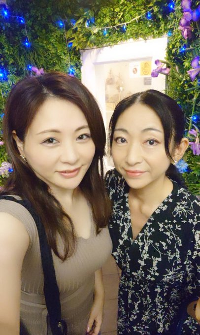 今日は美女とランチデート🍴❤ お花に囲まれた可愛いお店✨💐 約7年半ぶりにかおりんとゆっくり話せて楽しかったーー🎵😆 いっぱい刺激もらえました✨ 私も頑張る！ #FLOWER WALL MONE https://t<a href="/tag/flower"class="tags">#FLOWER</a>