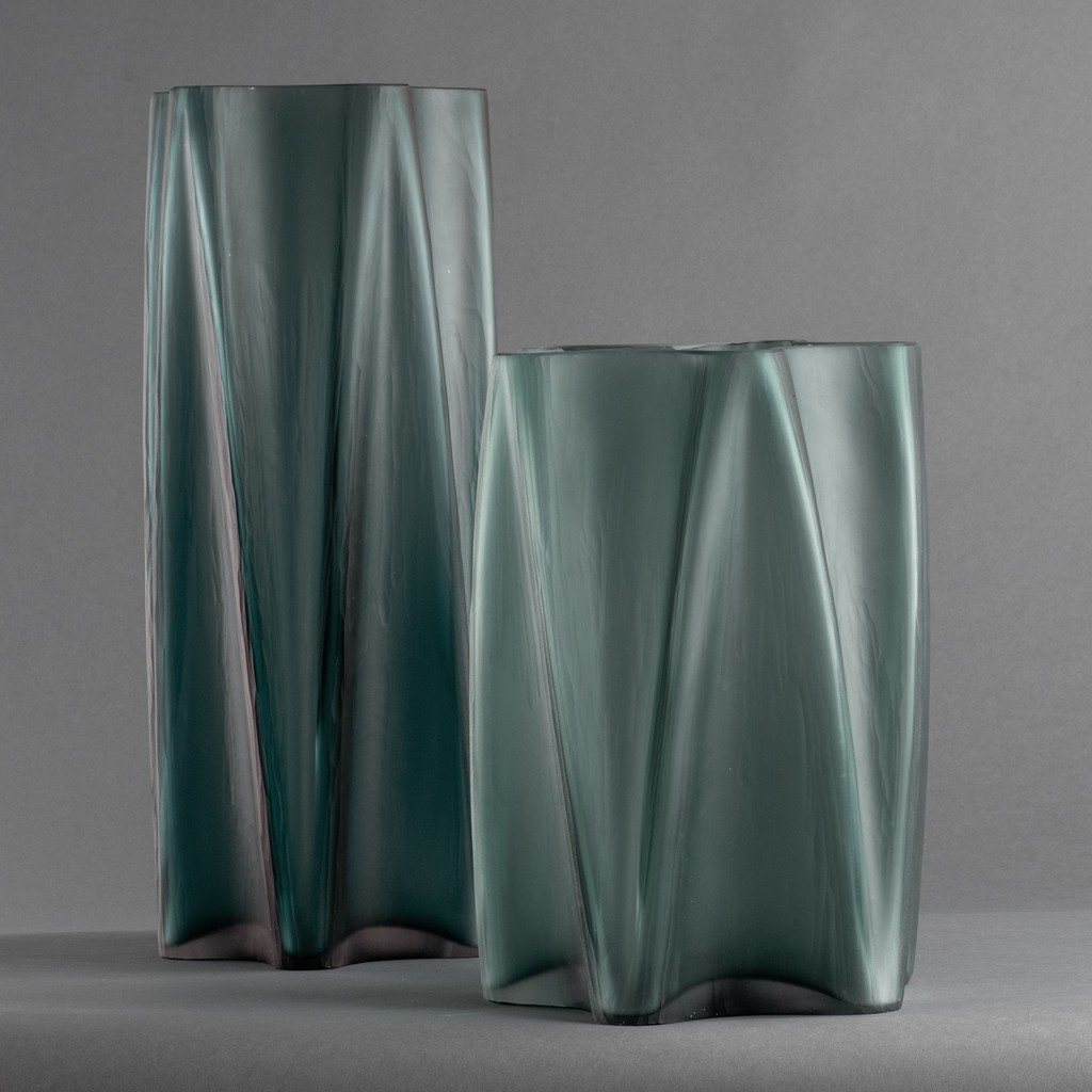 FlowDecor's tweet image. The movement in the Eric and Otis vases is unbelievable. Functional art.

#flowdecor #lamp #lighting #ceramics #homedecor #interiordesign #luxuryhomedecor #blownglass