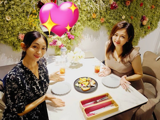 今日は美女とランチデート🍴❤ お花に囲まれた可愛いお店✨💐 約7年半ぶりにかおりんとゆっくり話せて楽しかったーー🎵😆 いっぱい刺激もらえました✨ 私も頑張る！ #FLOWER WALL MONE https://t<a href="/tag/flower"class="tags">#FLOWER</a>