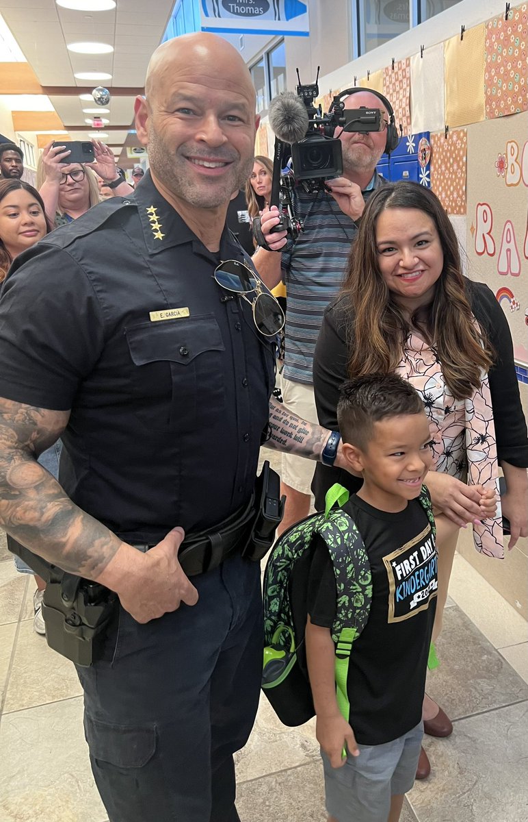 DPDChiefGarcia's tweet photo. Last year we lost one of our @DallasPD brothers. At times we lose sight of the fact that besides the incredible work our people do, that they are sons, daughters, fathers and mothers. When we talk about family, those are not just words. It was an honor to take Senior Corporal Jose De La Roche’s son to his first day of kindergarten. #family
