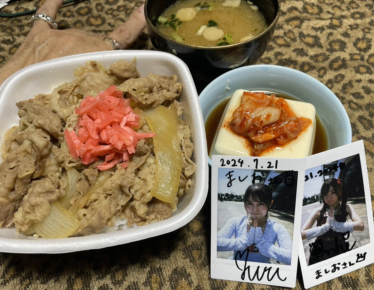 MasioMarcy's tweet photo. やっとこ帰宅なぅ✨🤘✨
実は今日初めてのご飯w
仕事頑張ってからのリリイベだたのだ🔥
毎回楽しいLiveありがとうの気持ち🙏✨
だてさ、この2枚目の写真、、、
Live中だぜっ✨🤘👀🩷✨
@inspire_jp_
@__ayamedayo__
@oj5uor5i_
#吉牛好き
#め組
#TEAMpsk
#ミニスパズ https://t.co/HwthOPxGle