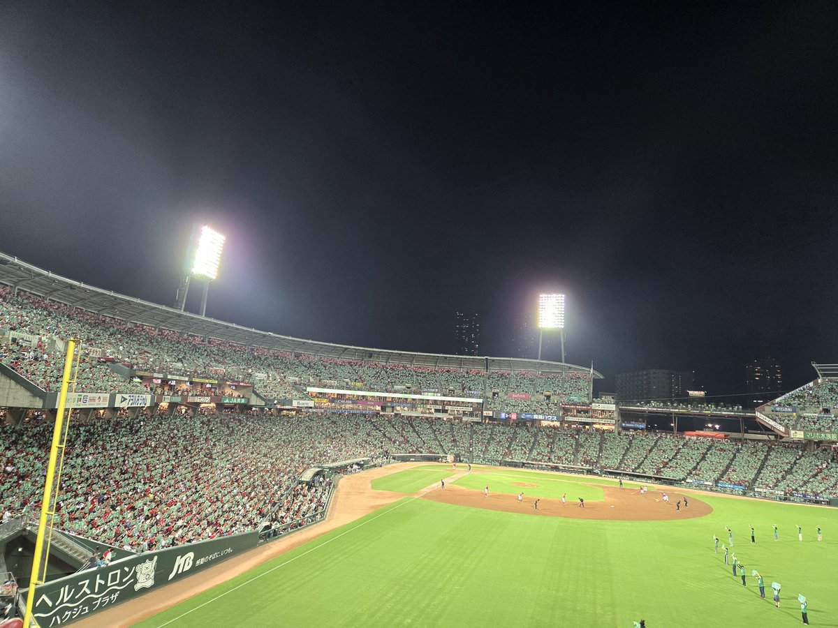 j12u02n's tweet photo. ここ4年、体を壊してて。
親から貰ったパフォーマンス最前列のチケットが、今シーズン唯一の試合。
試合前の強烈な西日でもうフラフラ、気分が悪くなってたけど、頑張って最後まで見た。
最高の試合だった！
菊池の逆転スリーランで涙出たー！
#ピースナイター https://t.co/0MNobb7ZtJ