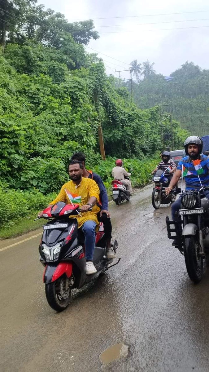 BJYMAssamPrdsh's tweet photo. Glimpses of #TirangaBikeRally, held by Cachar district in Badarpur Vidhansabha today in lieu of #HarGharTiranga Abhiyaan.
#HarGharTiranga
#BJYMAssam
#TirangaBikeYatraAssam https://t.co/Bzw0xECtcV