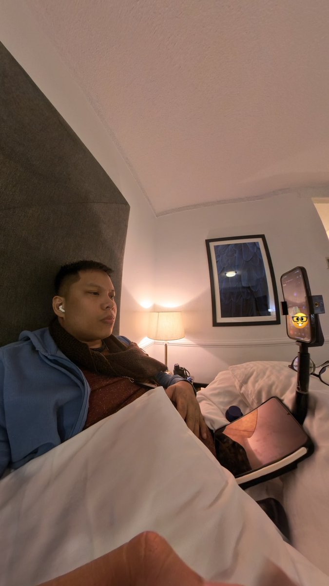 brenan_e's tweet image. Online coaching session habang giniginaw sa 🇦🇺 last week, after coming home from rehearsals. 

#grindislife #musicislife #vocalcoach #coachagatom