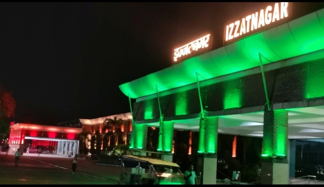 स्वतंत्रता दिवस के पूर्व संध्या पर तिरंगा रोशनी से नहाया इज्जतनगर रेलवे स्टेशन।